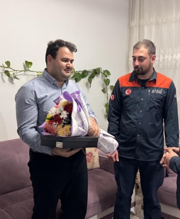 Depremzede aşçı, kendisini kurtaran AFAD ekibiyle buluştu