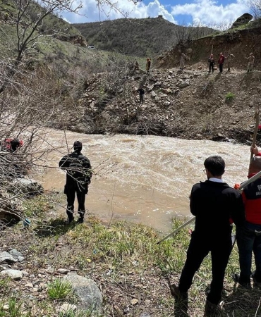 Dereye düşerek kaybolan çocuğu arama çalışmaları 3