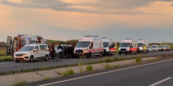 Diyarbakır'da içinde 10 kişinin bulunduğu otomobil takla attı