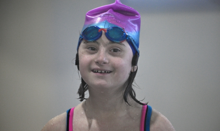 Down sendromlu Pelinsu kalbindeki engeli kulaçlarıyla aştı