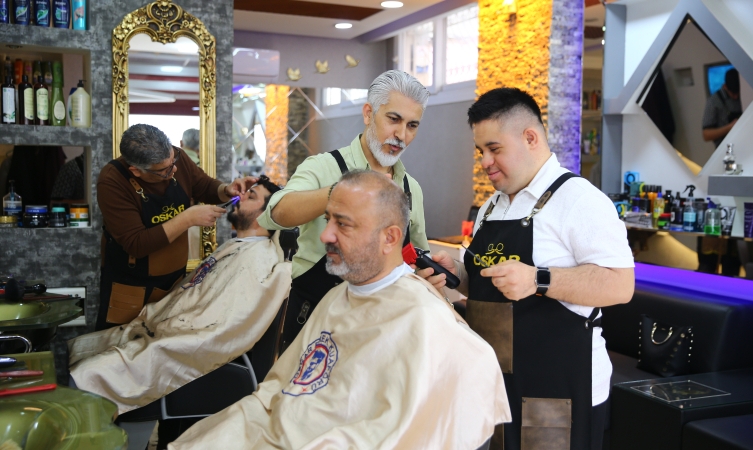 Down sendromlu Sefa güler yüzüyle kalpleri fethediyor