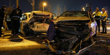 Emniyet şeridinde aracından inen sürücüye otomobil çarptı: 1 ölü