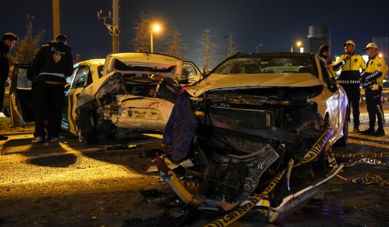 Emniyet şeridinde aracından inen sürücüye otomobil çarptı: 1 ölü