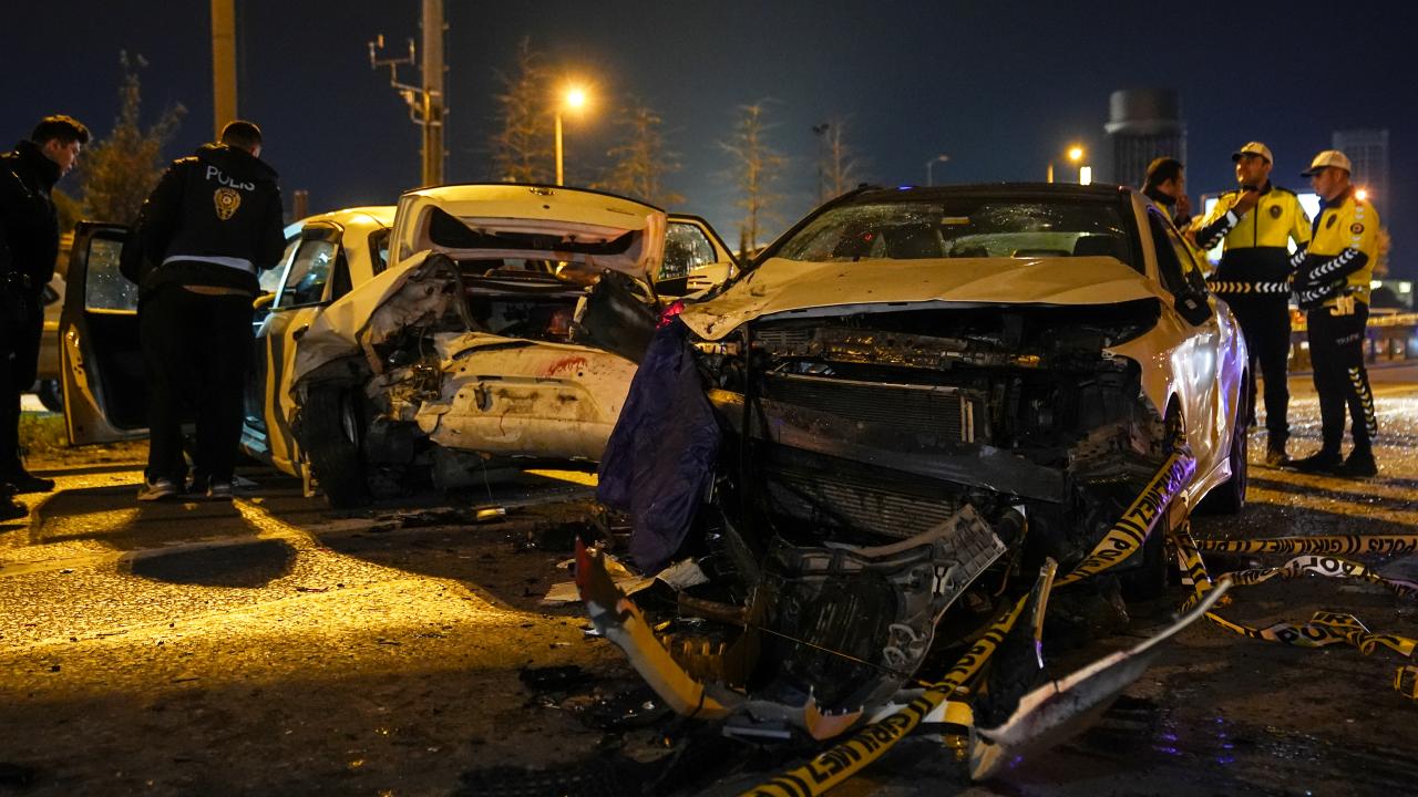 Emniyet şeridinde aracından inen sürücüye otomobil çarptı: 1 ölü