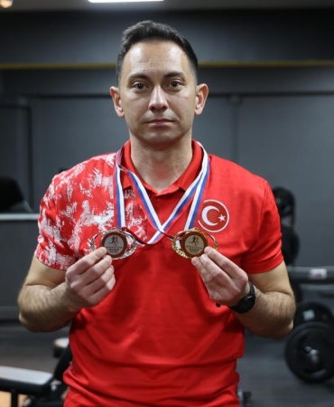 Emniyetin çevik atleti milli formayla madalyalar kazanıyor