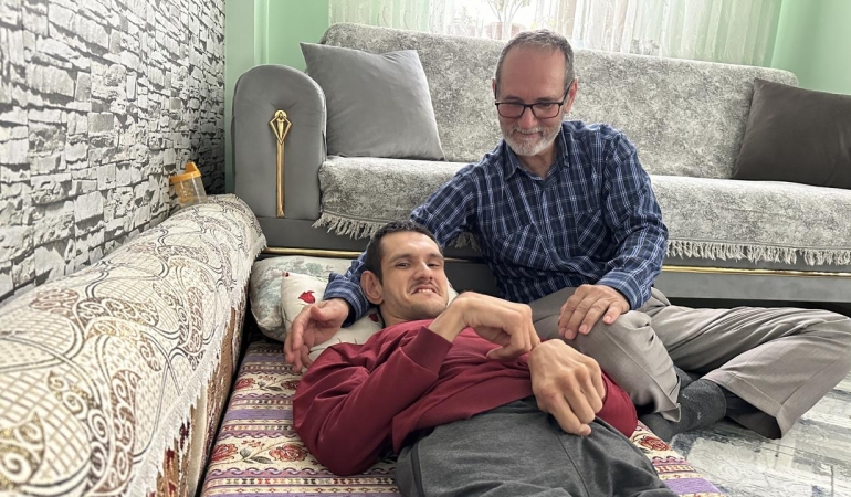 Engelli oğlu için hazırladığı aparatla gönülleri fethetti
