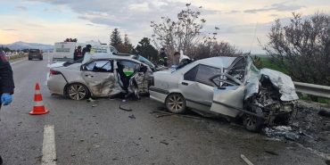 Eskişehir'de iki otomobil çarpıştı: 4 ölü, 2 kişi yaralı