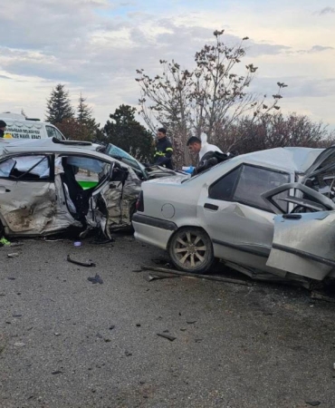 Eskişehir'de iki otomobil çarpıştı: 4 ölü, 2 kişi yaralı