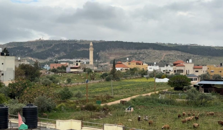 Filistin topraklarını gasbeden İsrailliler, Batı Şeria'daki çiftçileri topraklarından sürmeye çalışıyor