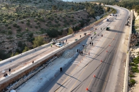 Freni boşalan tır yapımı süren kaçış rampasına çarptı: 1 ölü