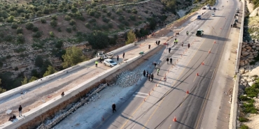 Freni boşalan tır yapımı süren kaçış rampasına çarptı: 1 ölü