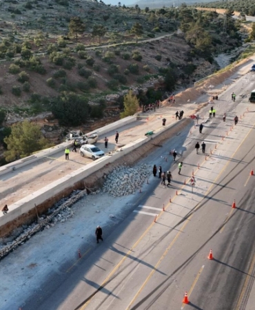 Freni boşalan tır yapımı süren kaçış rampasına çarptı: 1 ölü
