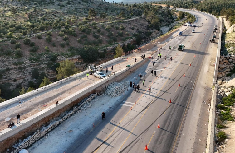 Freni boşalan tır yapımı süren kaçış rampasına çarptı: 1 ölü