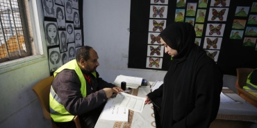 Gazze'deki Filistinliler, katil İsrail'in saldırıları gölgesinde yerel seçimler için sandığa gitti