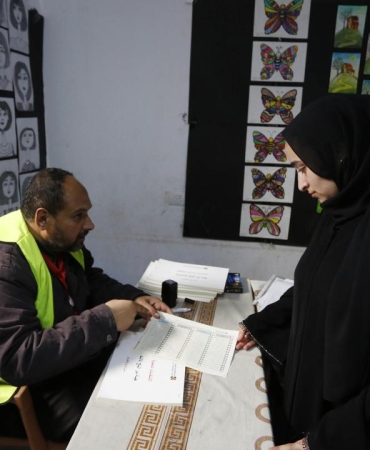 Gazze'deki Filistinliler, katil İsrail'in saldırıları gölgesinde yerel seçimler için sandığa gitti