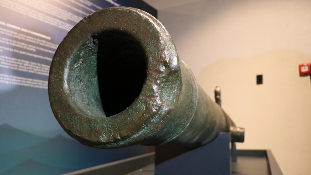 Gemi sökümünde ele geçirilen tarihi gemi topu İzmir'de görücüye çıktı