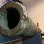 Gemi sökümünde ele geçirilen tarihi gemi topu İzmir'de görücüye çıktı