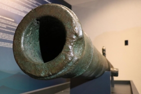 Gemi sökümünde ele geçirilen tarihi gemi topu İzmir'de görücüye çıktı