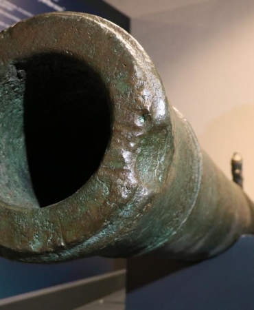 Gemi sökümünde ele geçirilen tarihi gemi topu İzmir'de görücüye çıktı