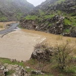 Hakkari'de dere taştı, yol kapandı