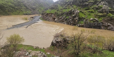 Hakkari'de dere taştı, yol kapandı