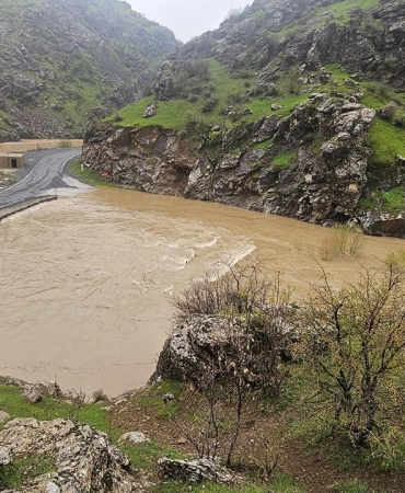 Hakkari'de dere taştı, yol kapandı