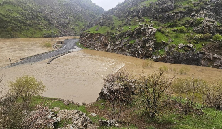 Hakkari'de dere taştı, yol kapandı