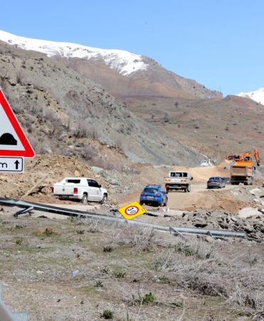 HakkariVan kara yolunda ulaşım kontrollü sağlanıyor