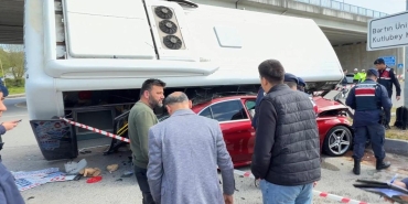 Halk otobüsü otomobilin üzerine devrildi: Çok sayıda yaralı var