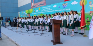 Hastanede tedavi gören çocuklara 23 Nisan sürprizi