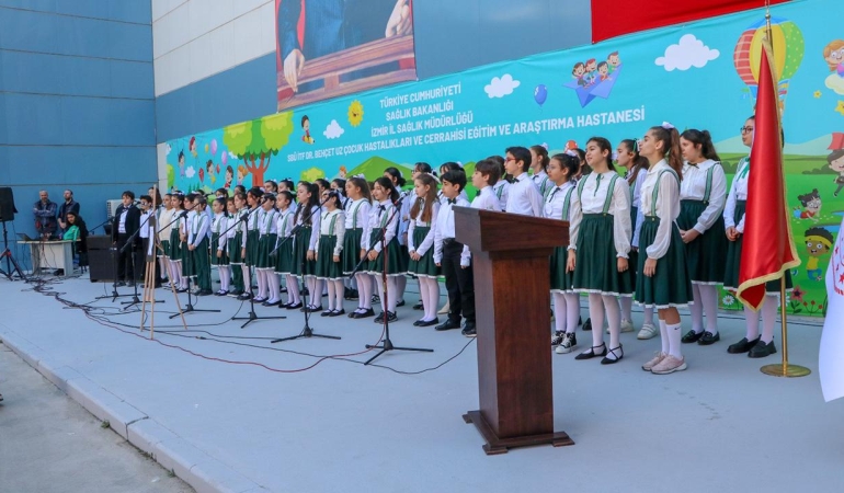 Hastanede tedavi gören çocuklara 23 Nisan sürprizi