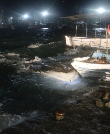 Hatay'da fırtına: Tekneler battı, çatılar uçtu, ağaçlar devrildi