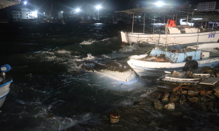 Hatay'da fırtına: Tekneler battı, çatılar uçtu, ağaçlar devrildi