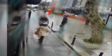 İETT otobüsünden inen yolcuya motosiklet çarptı