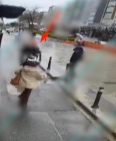 İETT otobüsünden inen yolcuya motosiklet çarptı