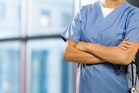 İngiltere'de hastaneler personel açığı nedeniyle hemşireleri doktorların yerine kullanıyor