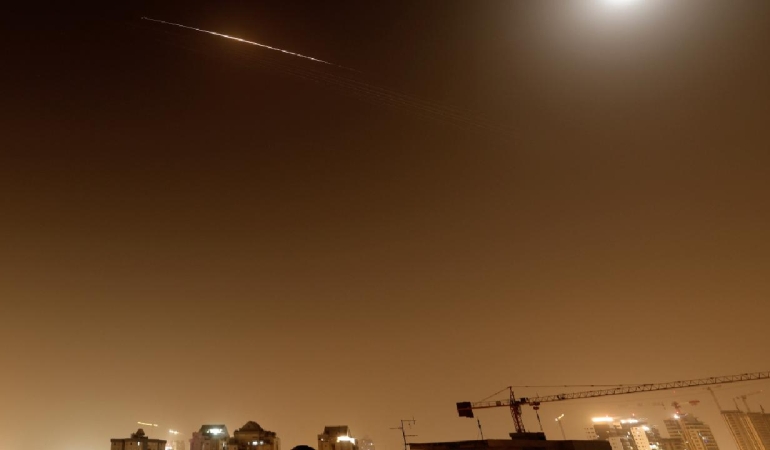 İran'ın misillemesinin ardından İsrail'de bir fabrikada yangın çıktı