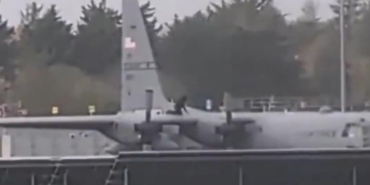 İrlanda'da bir şahıs Amerikan askeri uçağına baltayla saldırdı