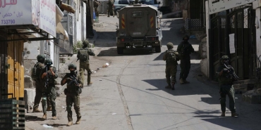 İşgalci İsrail askerleri Batı Şeria'daki kontrol noktasında 70 Filistinli işçiyi gözaltına aldı