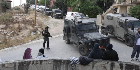 İşgalci İsrail ordusu, Doğu Kudüs'te en az 35 Filistinliyi gözaltına aldı