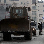 İşgalci İsrail ordusu Kudüs'teki Kalendiya Mülteci Kampı'na baskın düzenleyerek bazı evlere el koydu