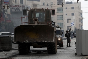 İşgalci İsrail ordusu Kudüs'teki Kalendiya Mülteci Kampı'na baskın düzenleyerek bazı evlere el koydu