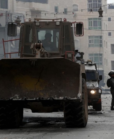 İşgalci İsrail ordusu Kudüs'teki Kalendiya Mülteci Kampı'na baskın düzenleyerek bazı evlere el koydu