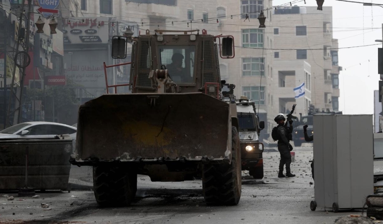 İşgalci İsrail ordusu Kudüs'teki Kalendiya Mülteci Kampı'na baskın düzenleyerek bazı evlere el koydu