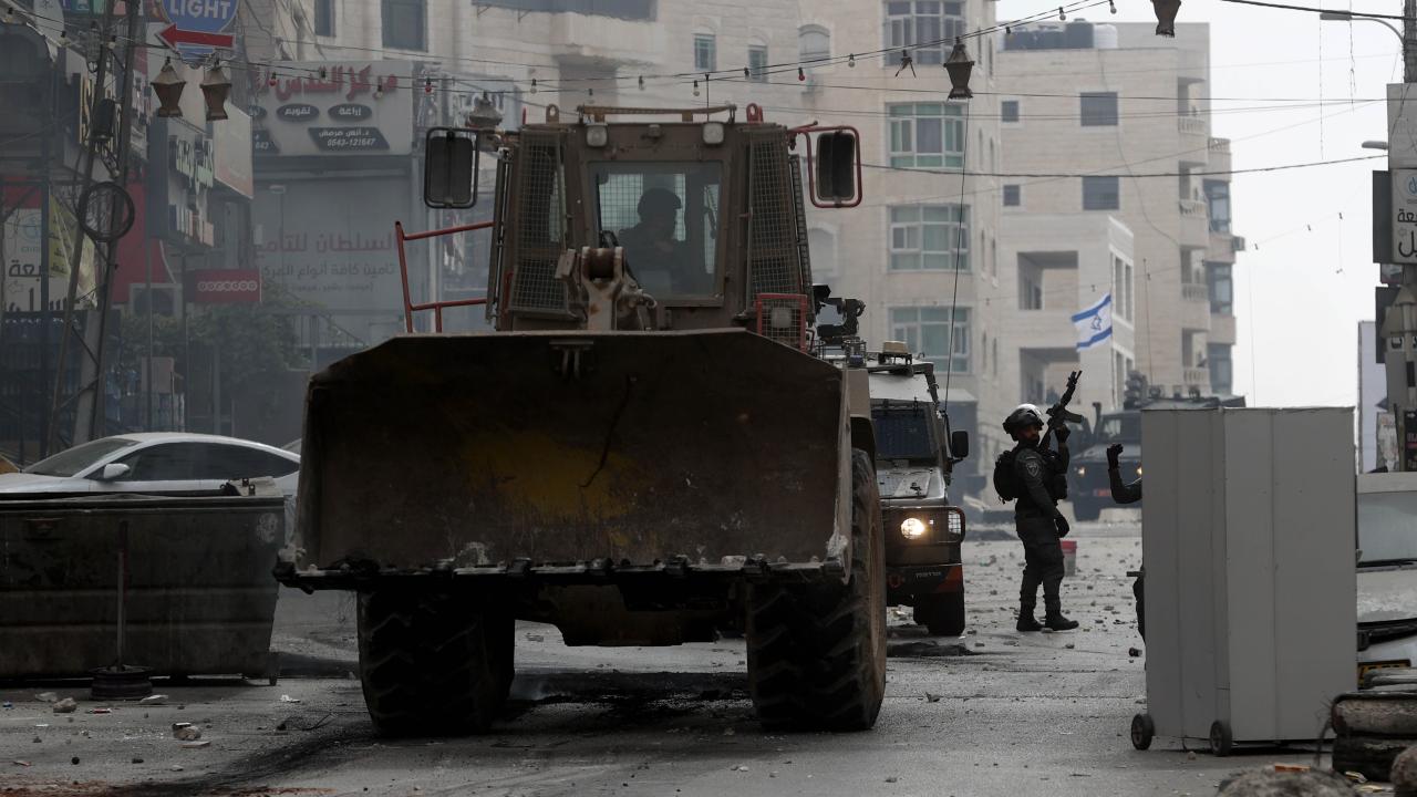İşgalci İsrail ordusu Kudüs'teki Kalendiya Mülteci Kampı'na baskın düzenleyerek bazı evlere el koydu