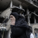 İşgalci İsrail ordusu, Lübnan'ın güneyindeki Meys elCebel beldesinde evleri ateşe verdi