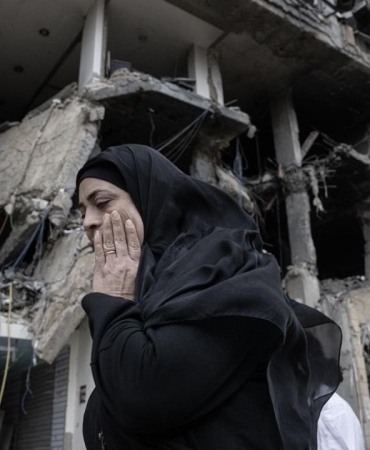 İşgalci İsrail ordusu, Lübnan'ın güneyindeki Meys elCebel beldesinde evleri ateşe verdi