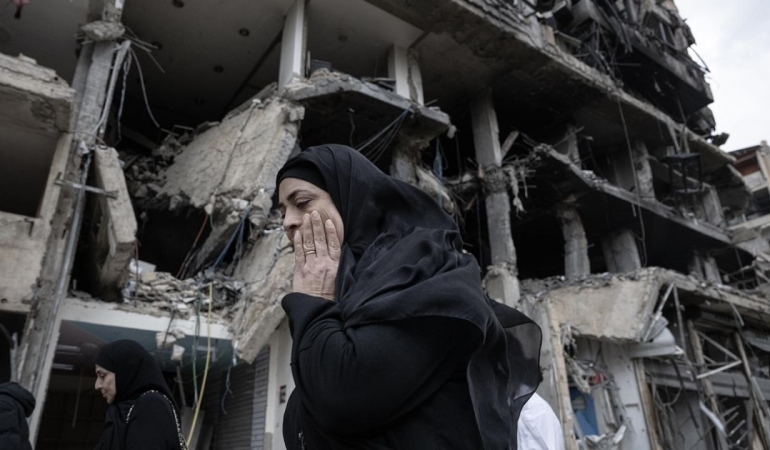 İşgalci İsrail ordusu, Lübnan'ın güneyindeki Meys elCebel beldesinde evleri ateşe verdi