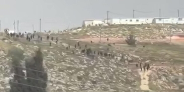 İşgalci İsrailliler, Batı Şeria'da Filistinlilere ve evlerine saldırdı