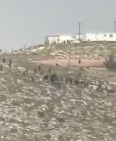 İşgalci İsrailliler, Batı Şeria'da Filistinlilere ve evlerine saldırdı